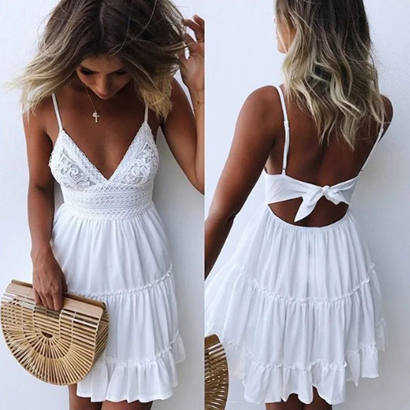 Vestido Branco de Renda com Alça Fina – Mini, Decote V e Costas Abertas
