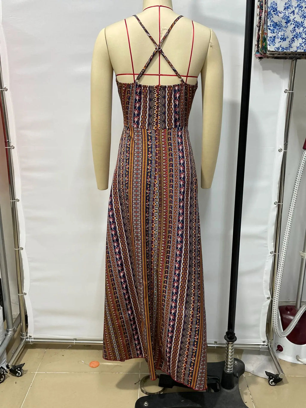 Vestido Longo Feminino Estampado com Decote Halter