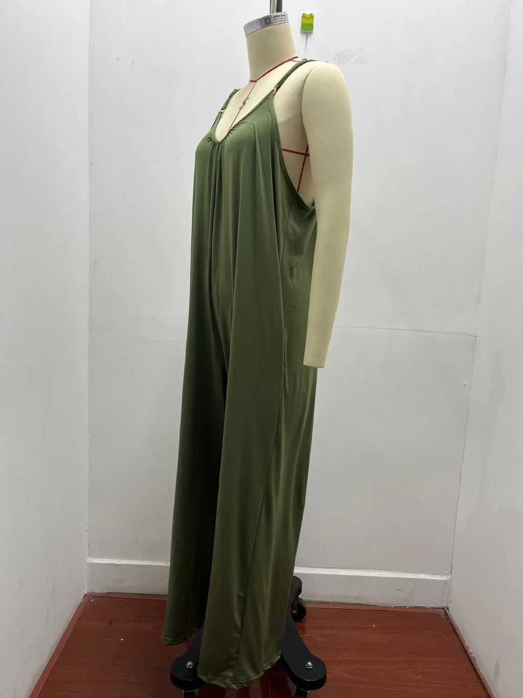 Macacão Feminino de Alça com Bolsos e Cintura Alta
