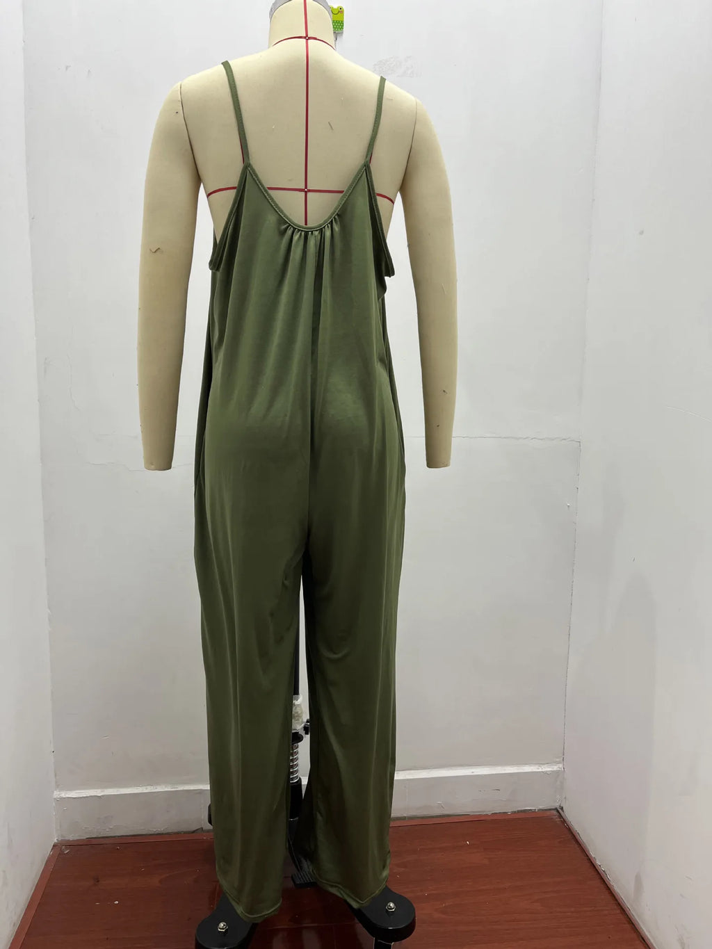 Macacão Feminino de Alça com Bolsos e Cintura Alta