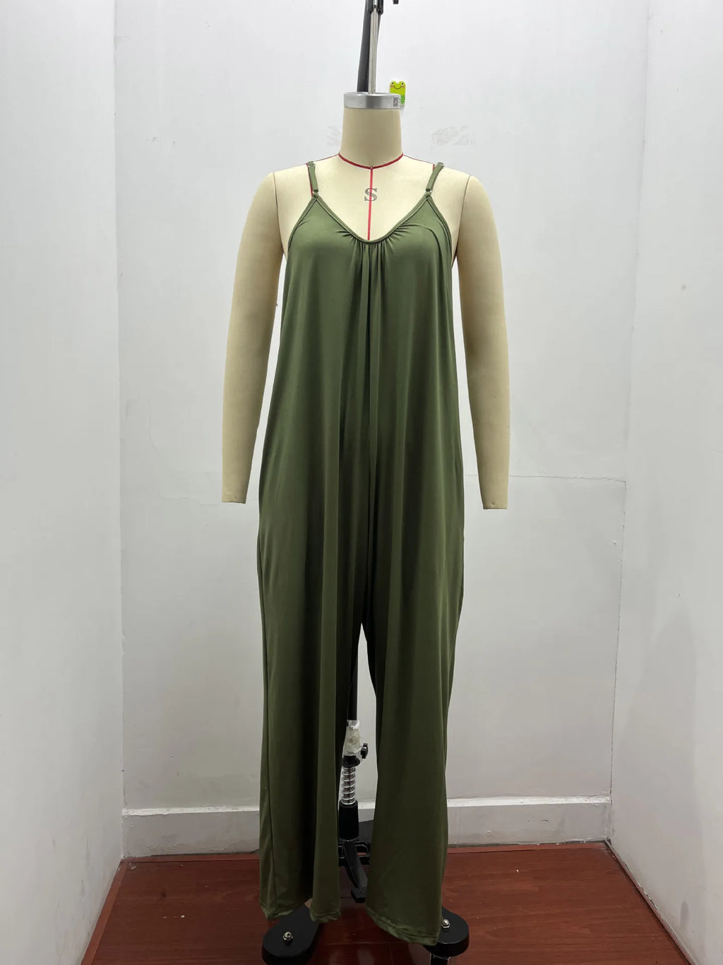 Macacão Feminino de Alça com Bolsos e Cintura Alta